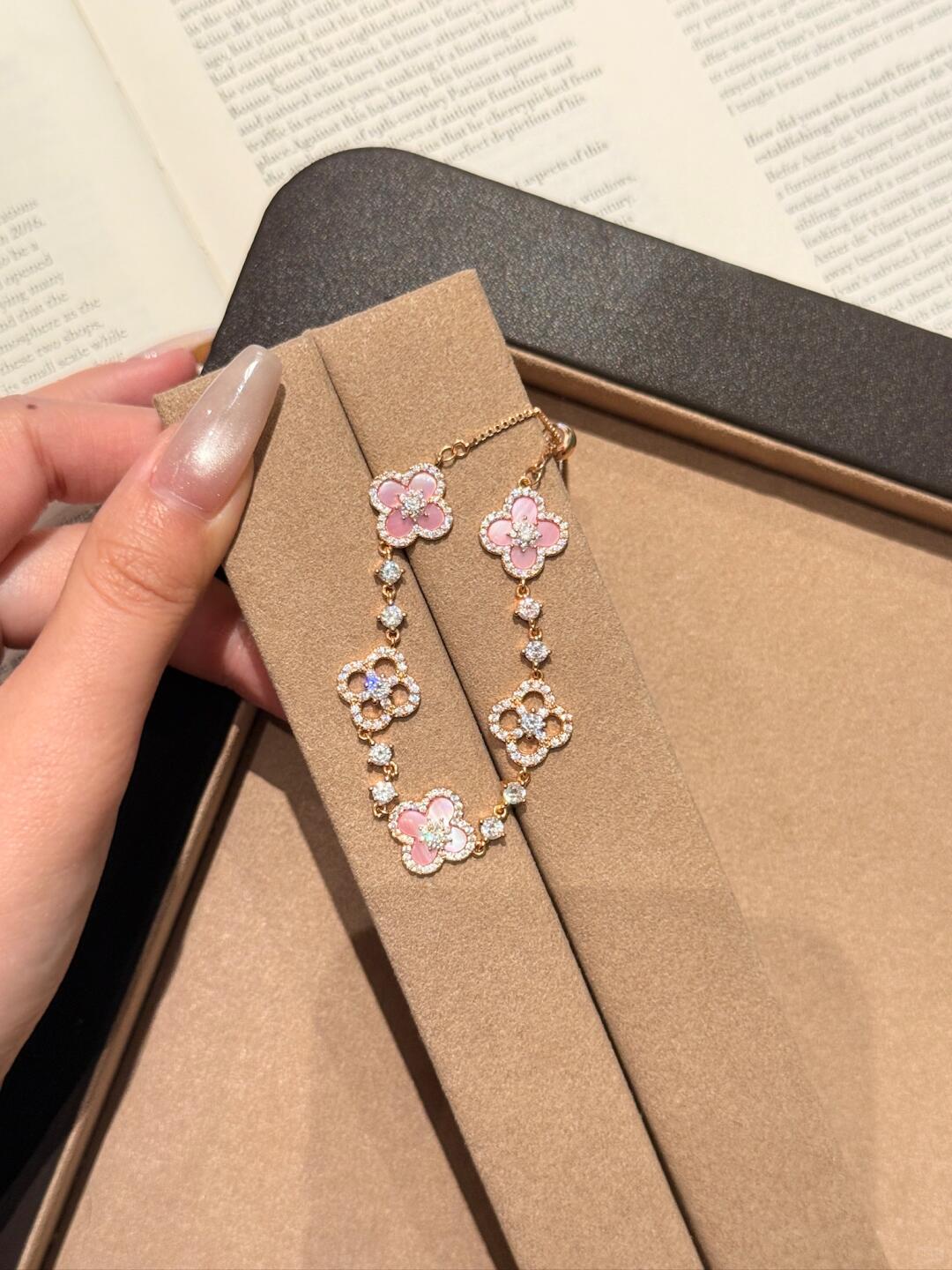 Qimeng Sweet Cherry" Vintage Pink Mother-Of-Pearl Four-Leaf Clover Bracelet with Micro-Zirconia Inlay and Cutout Design