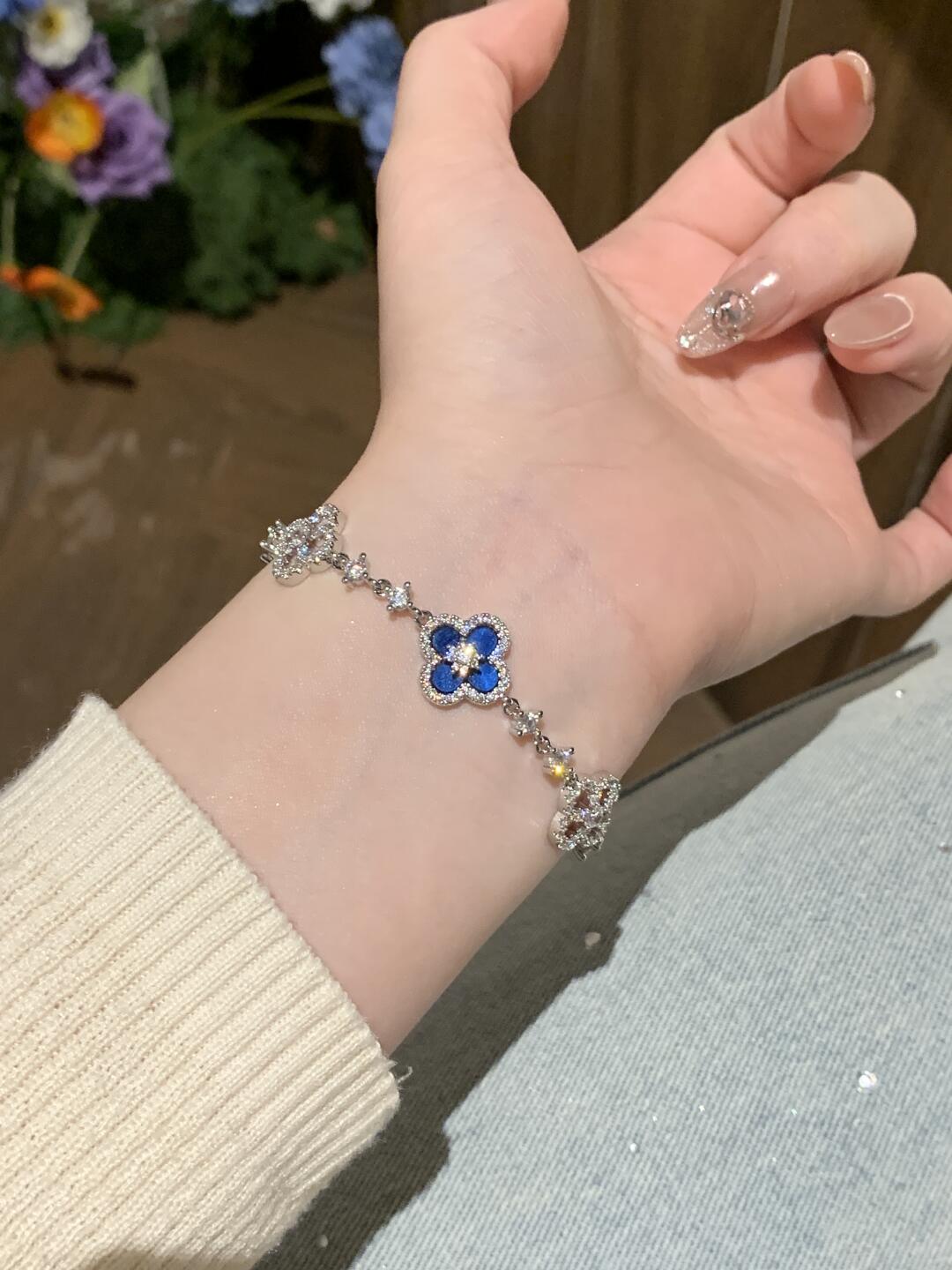 Qimeng Sweet Cherry" Vintage Mother-Of-Pearl Four-Leaf Clover Bracelet with Micro-Zirconia Inlay and Cutout Design