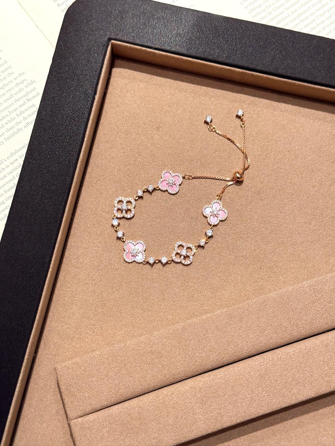 Qimeng Sweet Cherry" Vintage Pink Mother-Of-Pearl Four-Leaf Clover Bracelet with Micro-Zirconia Inlay and Cutout Design