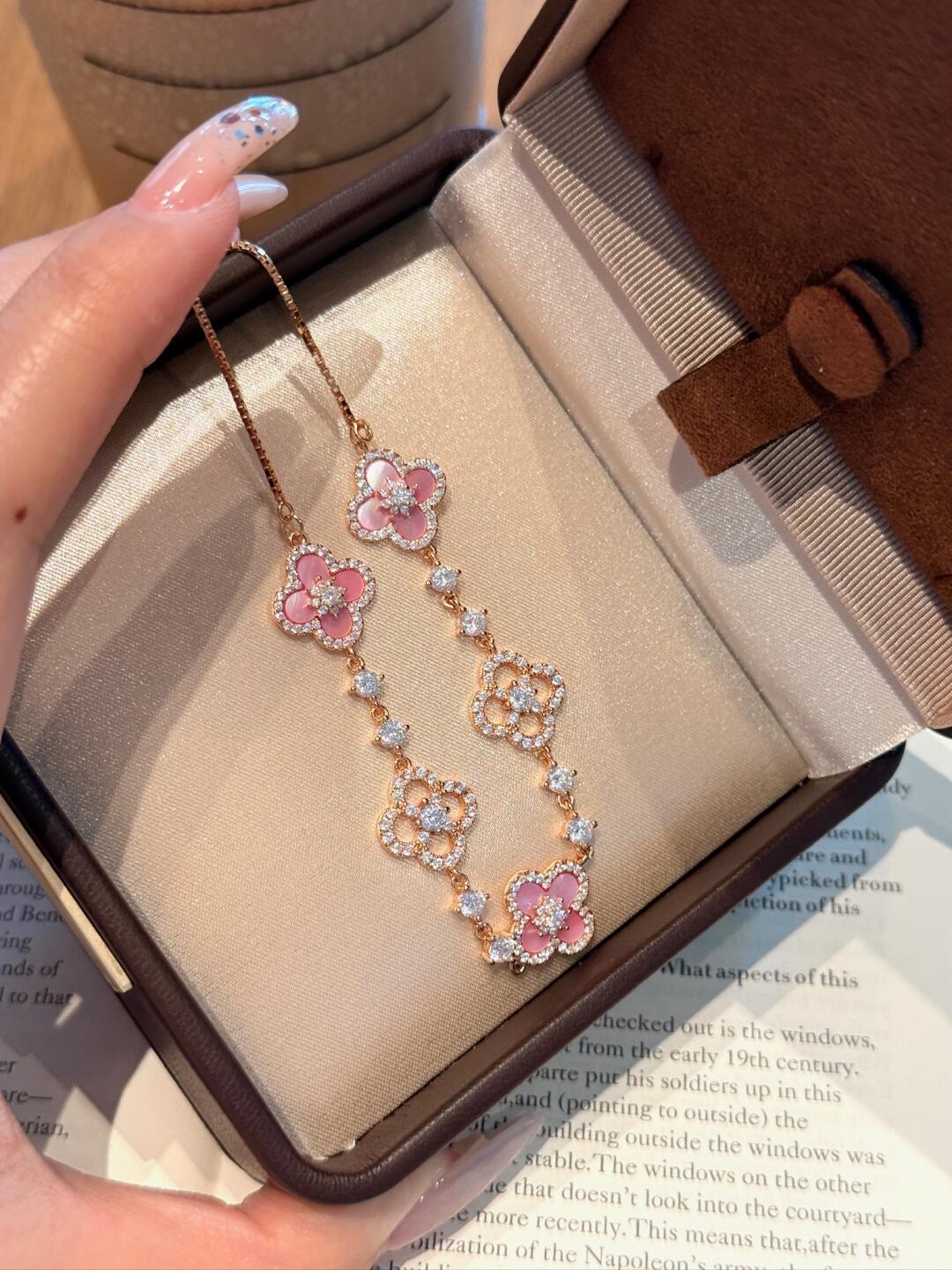 Qimeng Sweet Cherry" Vintage Pink Mother-Of-Pearl Four-Leaf Clover Bracelet with Micro-Zirconia Inlay and Cutout Design