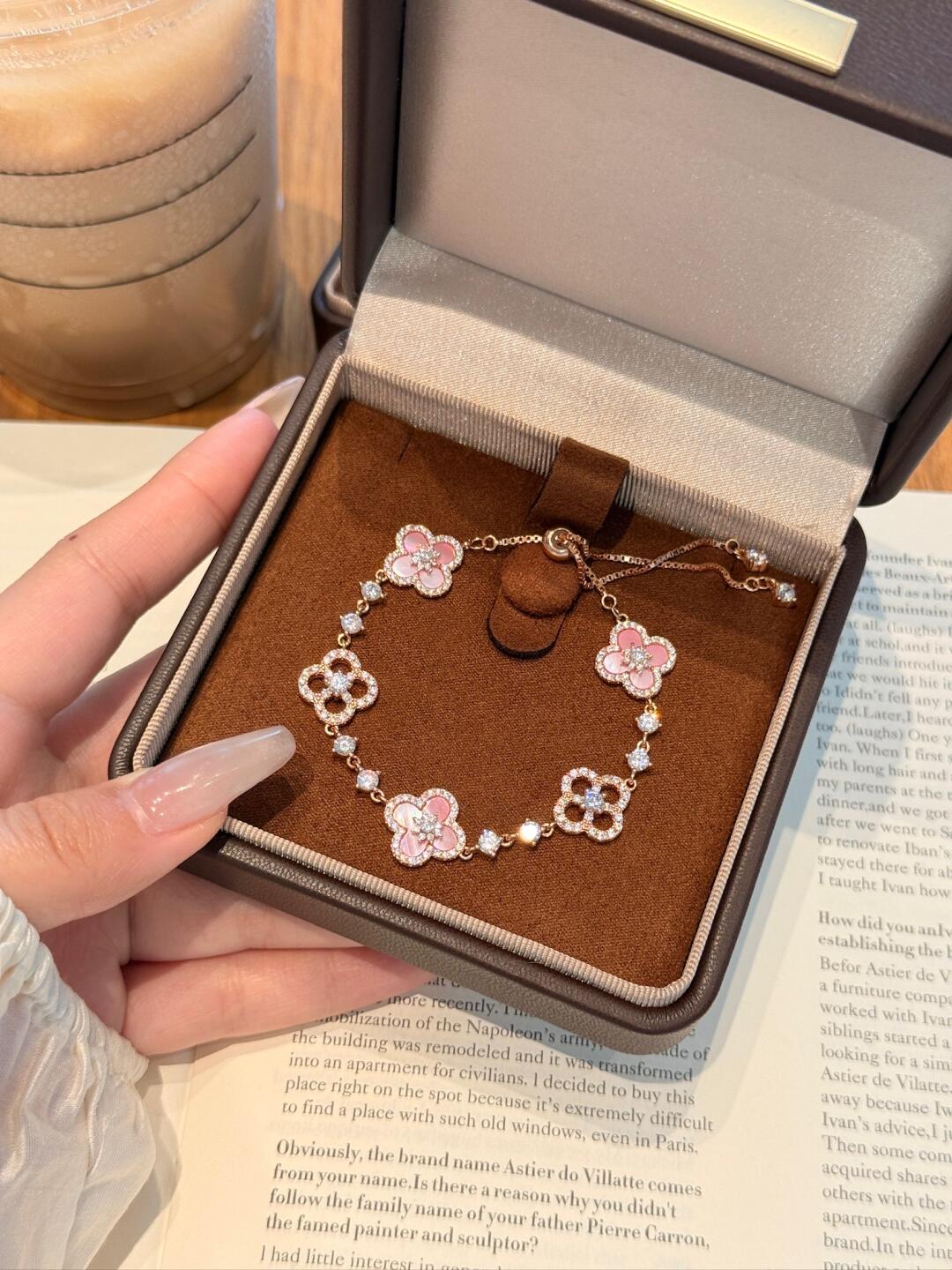Qimeng Sweet Cherry" Vintage Pink Mother-Of-Pearl Four-Leaf Clover Bracelet with Micro-Zirconia Inlay and Cutout Design