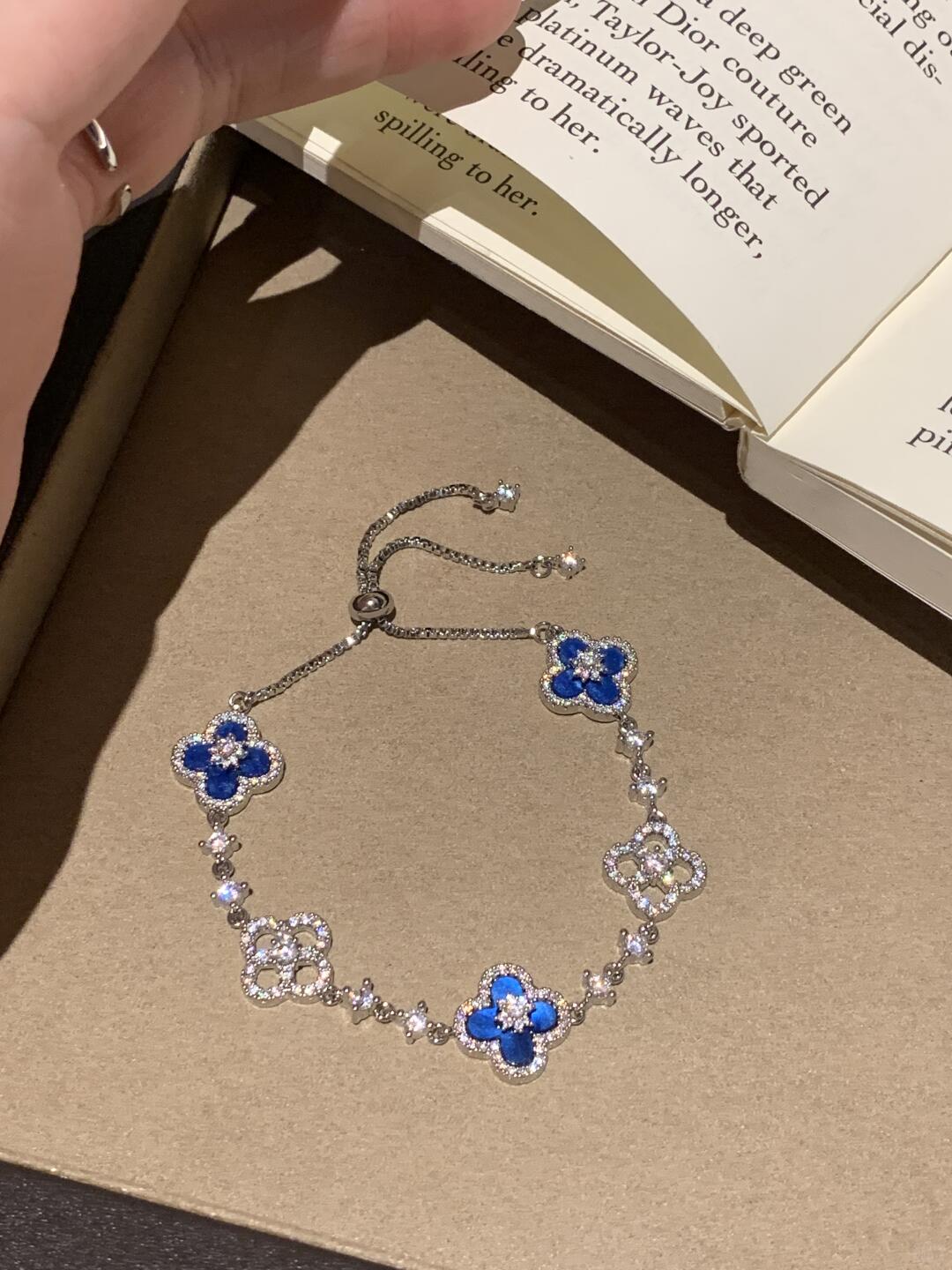 Qimeng Sweet Cherry" Vintage Mother-Of-Pearl Four-Leaf Clover Bracelet with Micro-Zirconia Inlay and Cutout Design